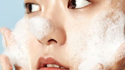 cewek cuci muka